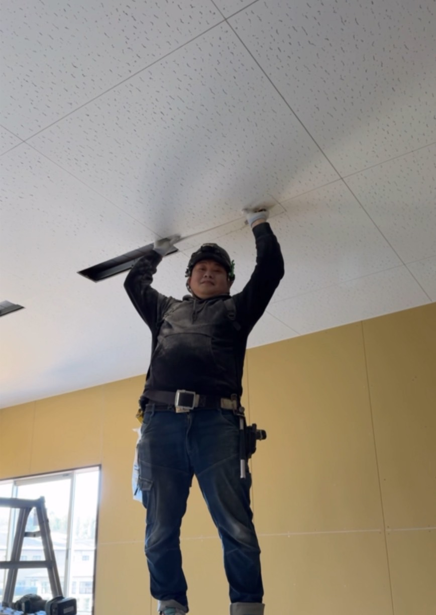 現場で作業中のスタッフ